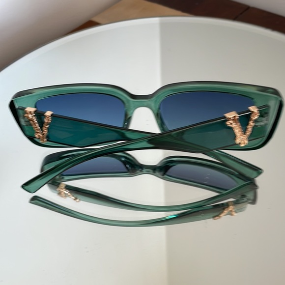 NWOT Chic coloured green sunglasses - Picture 6 of 7